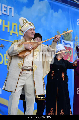 Orenburg, Russia-April 28, 2017 Anno: Residenti del Kazakistan in abito nazionale alla celebrazione della regione di Aktyubinsk in Orenburg Foto Stock