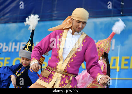 Orenburg, Russia-April 28, 2017 Anno: Residenti del Kazakistan in abito nazionale alla celebrazione della regione di Aktyubinsk in Orenburg Foto Stock