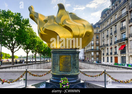 La fiamma della libertà di Parigi è un full-sized, oro-foglia-coperto la replica della nuova fiamma in corrispondenza della estremità superiore della torcia della Statua della Libertà a th Foto Stock