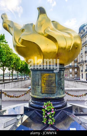 La fiamma della libertà di Parigi è un full-sized, oro-foglia-coperto la replica della nuova fiamma in corrispondenza della estremità superiore della torcia della Statua della Libertà a th Foto Stock