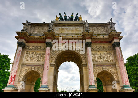 Arco di Trionfo (Arc de triomphe du Carrousel) presso i giardini delle Tuileries a Parigi, Francia. Il monumento è stato costruito tra il 1806-1808 per commemorare di Napoleone mi Foto Stock