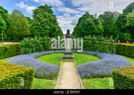 Monumento in memoria di Robert Schuman nel Parc du Cinquantenaire di Bruxelles in Belgio. Foto Stock