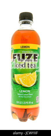 Winneconne, WI -11 giugno 2017: una bottiglia di Fuze tè freddo al limone AROMA isolato su un background Foto Stock