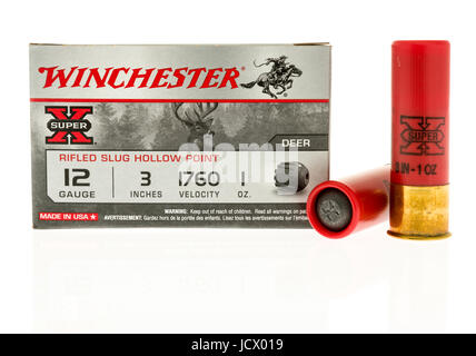 Winneconne, WI -11 giugno 2017: una scatola di Winchester rigata slug cava munizioni punto isolato su un background Foto Stock