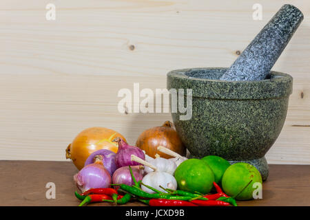 Malta, limone e pepe, l'aglio e la cipolla, la cottura su sfondo di legno Foto Stock