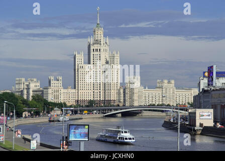 Vista sul fiume Moskva dal Bol. Ponte Moskvoretskiy sull'appartamento casa a Kotelnitsheskaya nab., Mosca, Russia, Europa Foto Stock