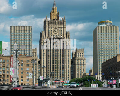 Vista dal ponte Borodinskiy al Ministero degli Affari esteri, ufficio di sinistra edificio "Belgrad', edificio di destra ' anello d'Oro", Mosca, Russia, Europ Foto Stock