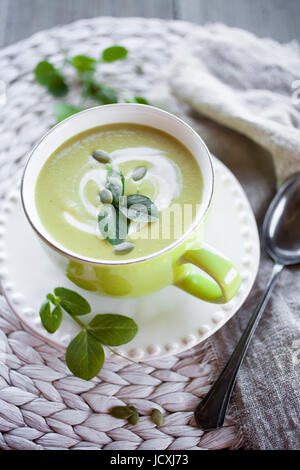 Fresco e salutare verde zuppa di piselli Foto Stock