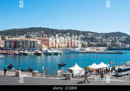 Nizza, Francia - 19 Marzo 2016: vista panoramica del porto vecchio Foto Stock