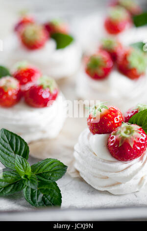 Mini pavlova con fragole e menta Foto Stock