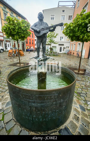 FREISING, Germania - 8 Maggio 2017 : Il Roider Jackl scolpita la fontana a Freising, Germania. Roider Jackl era un guardaboschi tedesca e bavarese f Foto Stock