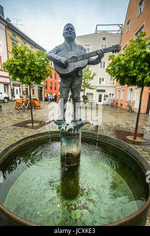 FREISING, Germania - 8 Maggio 2017 : Il Roider Jackl scolpita la fontana a Freising, Germania. Roider Jackl era un guardaboschi tedesca e bavarese f Foto Stock