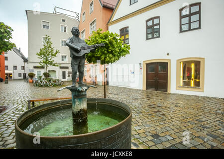 FREISING, Germania - 8 Maggio 2017 : Il Roider Jackl scolpita la fontana a Freising, Germania. Roider Jackl era un guardaboschi tedesca e bavarese f Foto Stock