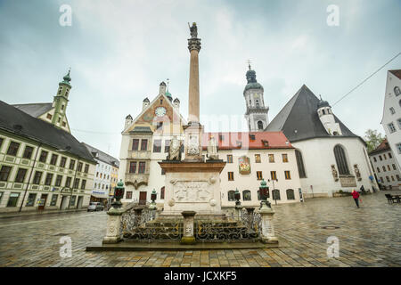 FREISING, Germania - 8 Maggio 2017 : Il Mary's colonna presso la piazza della città con il municipio e Saint Georges Chiesa a Freising, Germania. Foto Stock