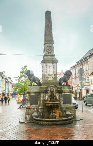 FREISING, Germania - 8 Maggio 2017 : un scolpito fontana di acqua a Freising, Germania. Foto Stock