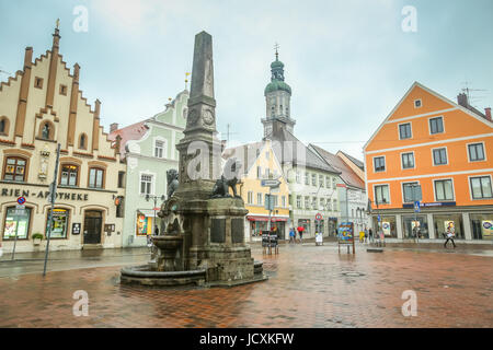 FREISING, Germania - 8 Maggio 2017 : un scolpito fontana di acqua a Freising, Germania. Foto Stock