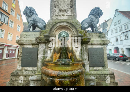 FREISING, Germania - 8 Maggio 2017 : un scolpito fontana di acqua a Freising, Germania. Foto Stock