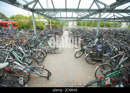 FREISING, Germania - 7 Maggio 2017: un grande gruppo di biciclette parcheggiate presso la stazione dei treni di Freising, Germania. Foto Stock