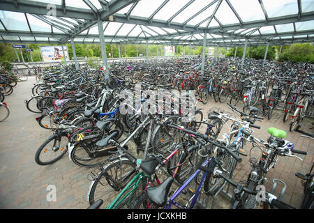 FREISING, Germania - 7 Maggio 2017: un grande gruppo di biciclette parcheggiate presso la stazione dei treni di Freising, Germania. Foto Stock