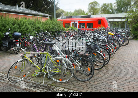 FREISING, Germania - 7 Maggio 2017: un grande gruppo di biciclette parcheggiate presso la stazione dei treni di Freising, Germania. Foto Stock