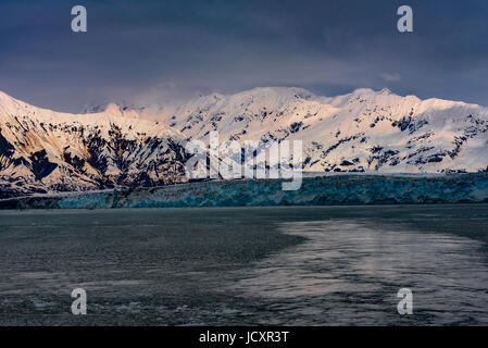 Un blu tidewater ghiacciaio di fronte montagne coperte di neve Foto Stock