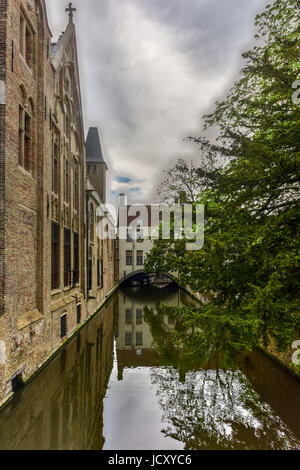 Vista dal celebre Medieval St Bonifacius Bridge nel centro storico di Bruges, Belgio. Foto Stock