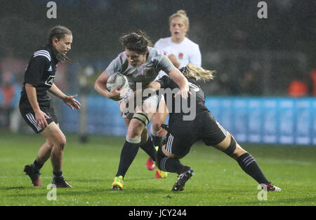 L'Inghilterra del Abbie Scott è affrontato dalla Nuova Zelanda Kendra Cocksedge durante il Rugby serie Super corrispondono a Rotorua International Stadium, Rotoura. Foto Stock