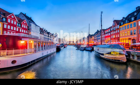 Nyhavn con il suo pittoresco porto con le vecchie navi a vela e le variopinte facciate delle vecchie case di Copenhagen, Danimarca. Foto Stock
