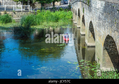 Pescatore di canoa sul fiume Avon a Bradford on Avon Foto Stock