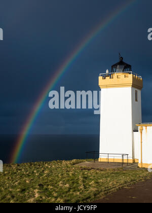 Un arcobaleno telai Duncansby Head Lighthouse vicino a John O' Semole, Scozia. Foto Stock