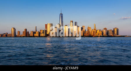 Panoramica della città di New York il Quartiere Finanziario di grattacieli al tramonto Foto Stock