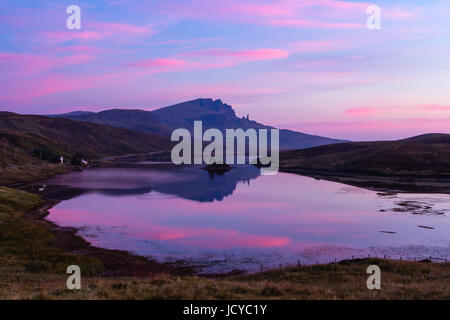 Il vecchio uomo di Storr riflessione sul Loch Fada a sunrise Foto Stock