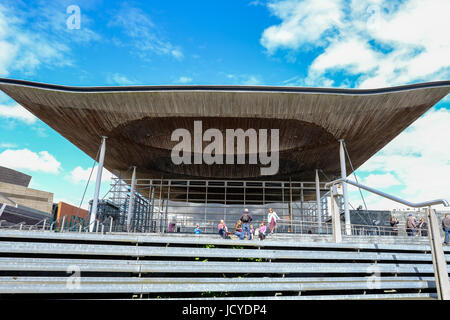 La Baia di Cardiff, Cardiff, Galles - 20 Maggio 2017: Sinedd, Assemblea nazionale edificio, vista guardando verso l'alto. Foto Stock