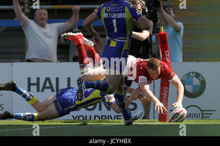 Il Wigan Warriors' Joe Burgess passa per una prova contro Warrington lupi, durante la Ladbrokes Challenge Cup, quarti di finale di partita a Halliwell Jones Stadium, Warrington. Foto Stock