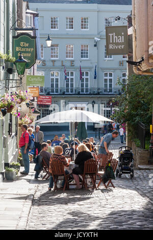 La gente seduta al di fuori del Blarney Stone resstaurant in Church Lane, Windsor, Berkshire, Inghilterra, Regno Unito in una giornata di sole Foto Stock