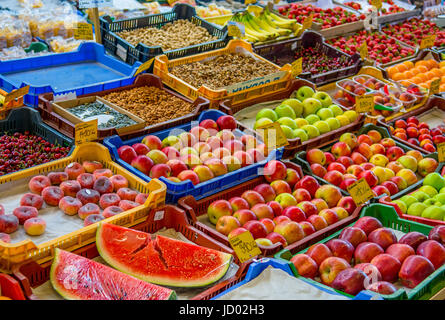 Frutti colorati a supporto del mercato Foto Stock