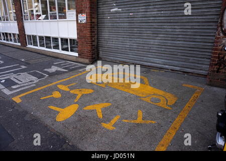 Arte di strada per un parcheggio non firmare, Hanbury Street, Brick Lane, East London Foto Stock