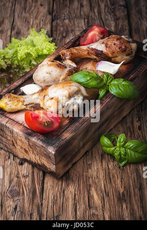 Grigliata di cosce di pollo con le verdure e le erbe aromatiche Foto Stock