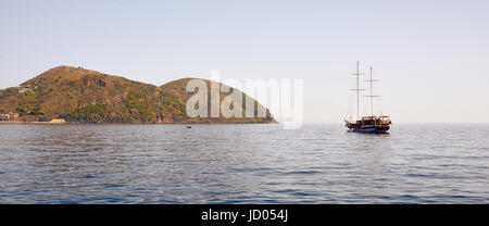 Barca a vela in mare delle Isole Eolie o Lipari - Sicilia - Italia Foto Stock