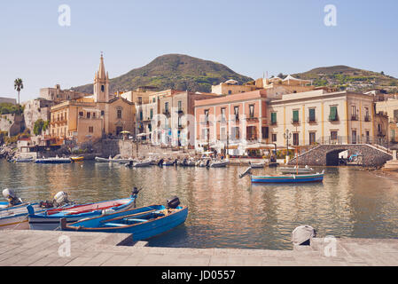 Isole Eolie - Lipari - Sicilia - Porto, chiesa in background Foto Stock