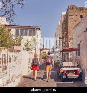 Isole Eolie, Stromboli, Sicilia, Italia, Giugno 8 / 2016. I turisti a piedi in una strada, al loro diritto tipico auto locale. Foto Stock