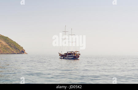 Barca a vela in mare delle Isole Eolie o Lipari - Sicilia - Italia Foto Stock