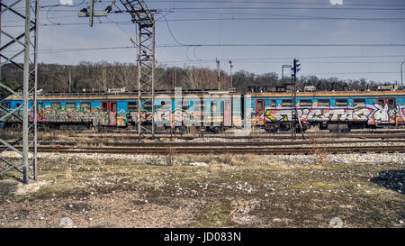 A Belgrado, in Serbia - treni passeggeri coperta di graffiti Foto Stock