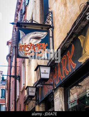 Venezia, San Marco., Inishark Irish Pub tradizionale con segni di Guinness in veneziano strada laterale Foto Stock