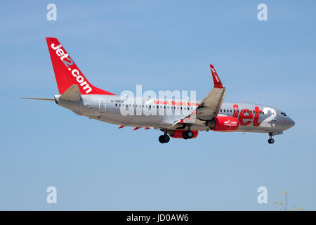 Jet2 Boeing 737-86N [G-GDFS] pista di atterraggio 31, arrivando da Leeds, Regno Unito. Foto Stock