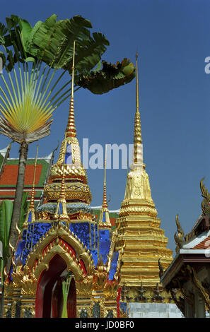 Elaborare santuario dorato, con la Golden Chedi al di là, il Tempio del Buddha di Smeraldo (Wat Phra Kaew), il Grand Palace, Bangkok, Thailandia Foto Stock