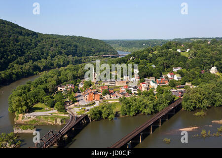 Vista aerea della città di harpers Ferry, West Virginia, che include harpers Ferry National Historical Park, situato tra il fiume Potomac e Foto Stock