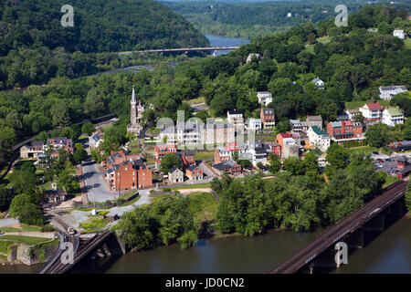 Vista aerea della città di harpers Ferry, West Virginia, che include harpers Ferry National Historical Park, situato tra il fiume Potomac e Foto Stock