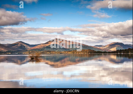 La luce del mattino sul Loch Lomond Foto Stock