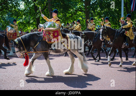 LONDON, Regno Unito - 17 giugno 2017: montato banda militare parata in formazione verso il basso al centro commerciale in un royal Trooping la cerimonia di colore. Foto Stock